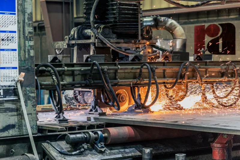 Mikrometer-Präzision unter Schwingungsdruck: Passive, aktive und hybride Vibrationskontrolle im Fertigungsalltag